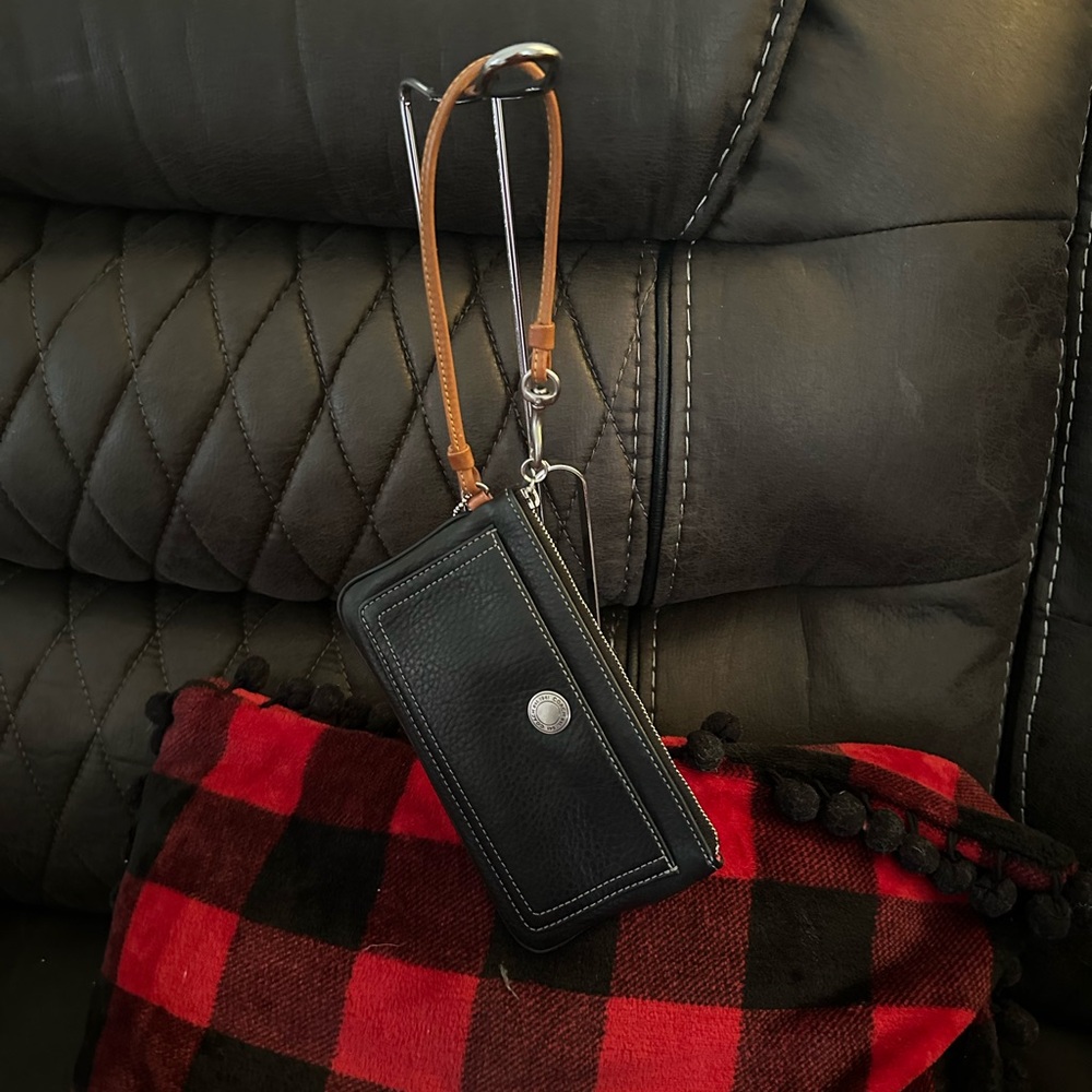 Coach Chelsea Black Pebble Leather Wristlet Women’s EUC